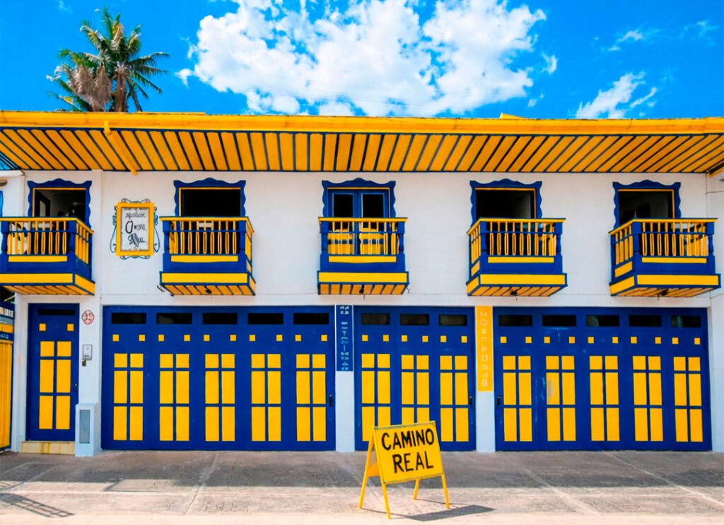 Fachada del Hospedaje Camino Real en Salento con balcones azules y amarillos