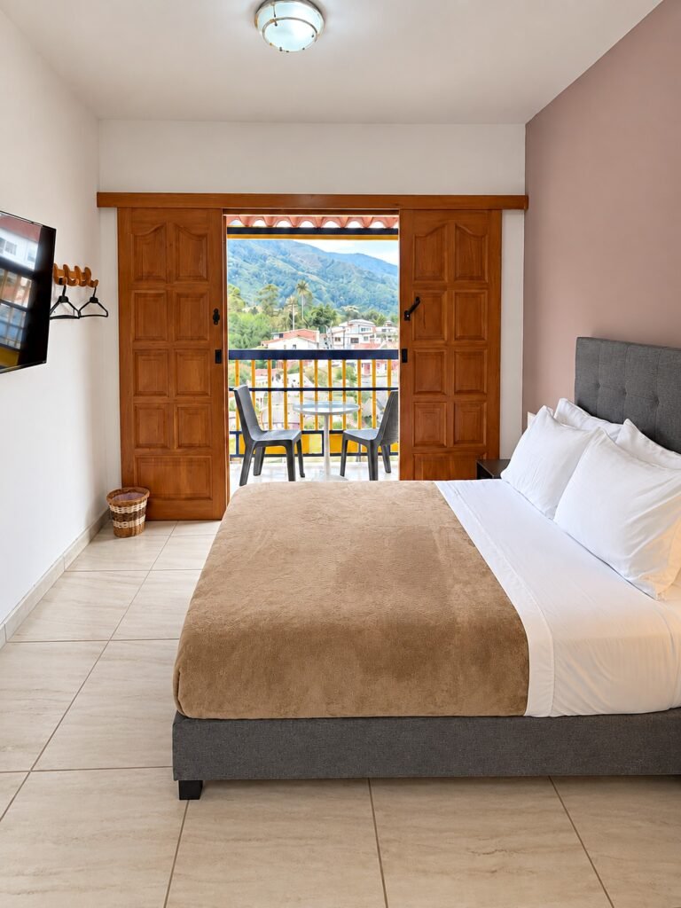 Habitación doble con balcón y vista en el Hospedaje Camino Real, Salento