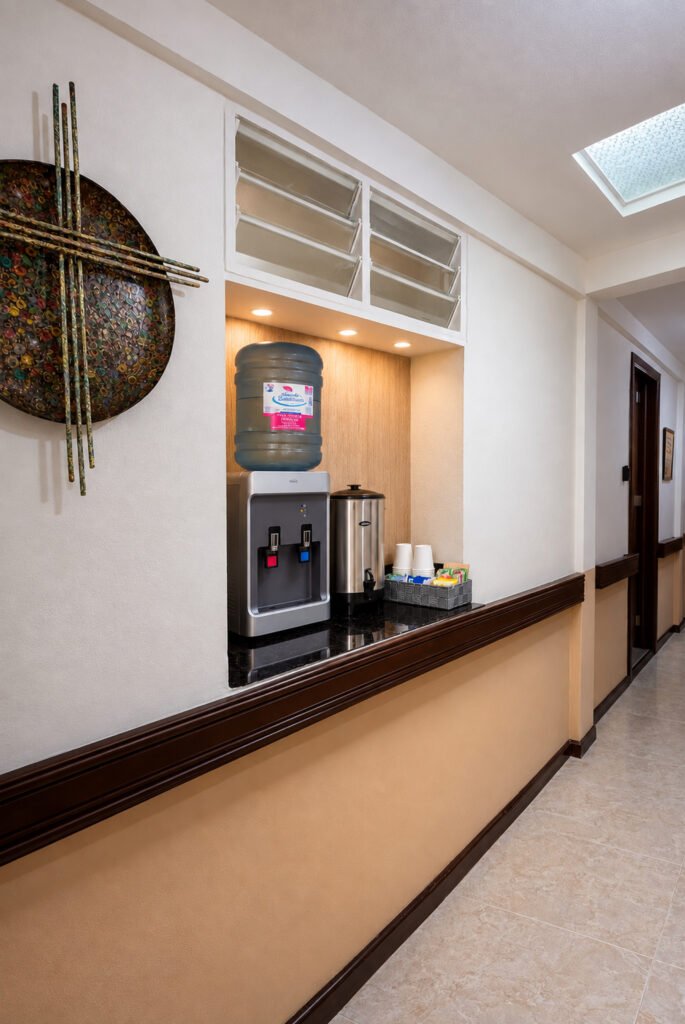 Zona de café de cortesía del Hospedaje Camino Real