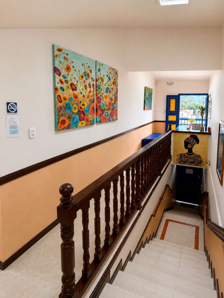 Escalera de acceso con baranda de madera