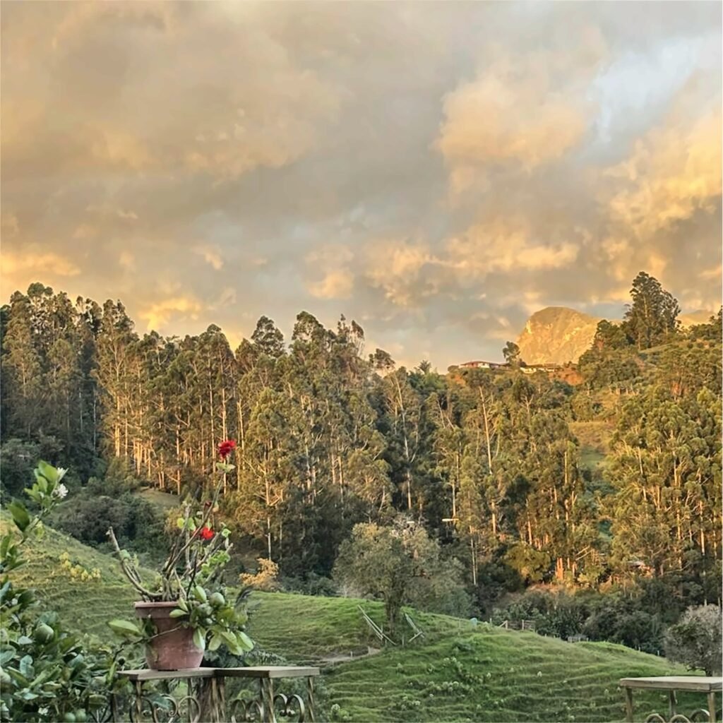 Atardecer sobre las montañas visto desde el Hospedaje Camino Real, Salento